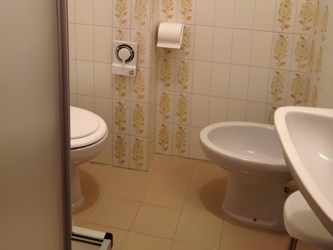 Bathroom 4, Hotel Europa, Trento