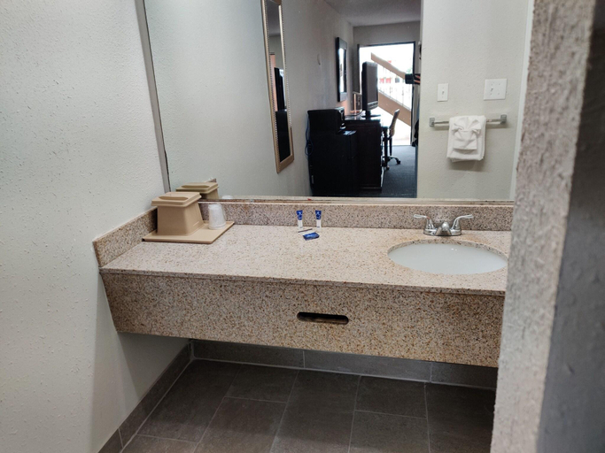 Bathroom 5, Rodeway Inn Lumberton Central, Robeson