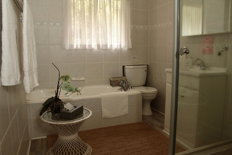 Bathroom 3, Cathkin Cottage Bed and Breakfast, Uthukela