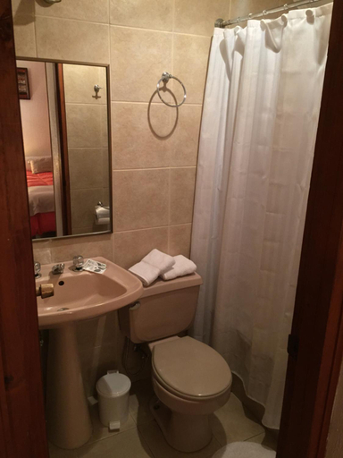 Bathroom 4, Hosteria Bilbao, Cautín