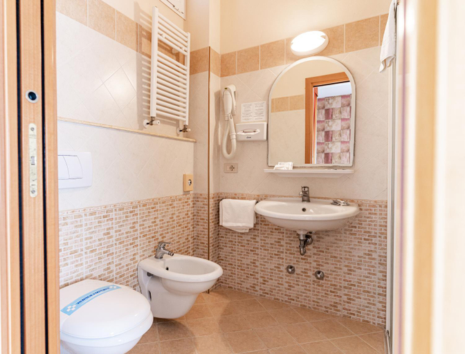Bathroom 3, Hotel Dusseldorf, Rimini