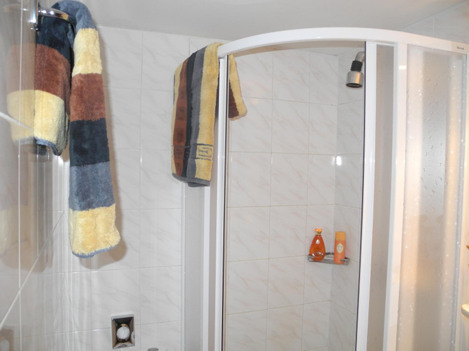 Bathroom 2, Admiral Botel, Praha 5