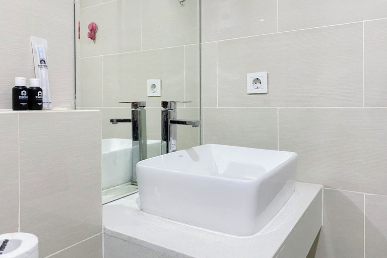 Bathroom 4, Good And Cozy Stay Studio Daan Mogot City Apartment, West Jakarta