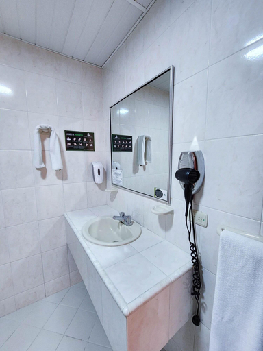 Bathroom 3, Hotel Anaconda, Leticia