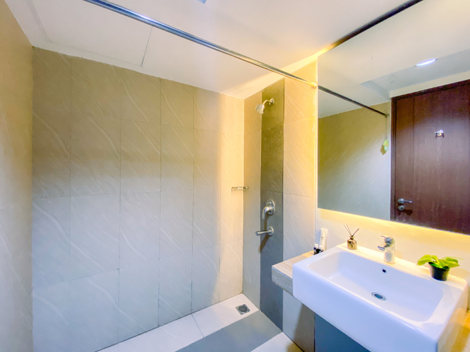 Bathroom 5, Comfortable Studio (No Kitchen) at Bogor Icon Apartment By Travelio, Bogor