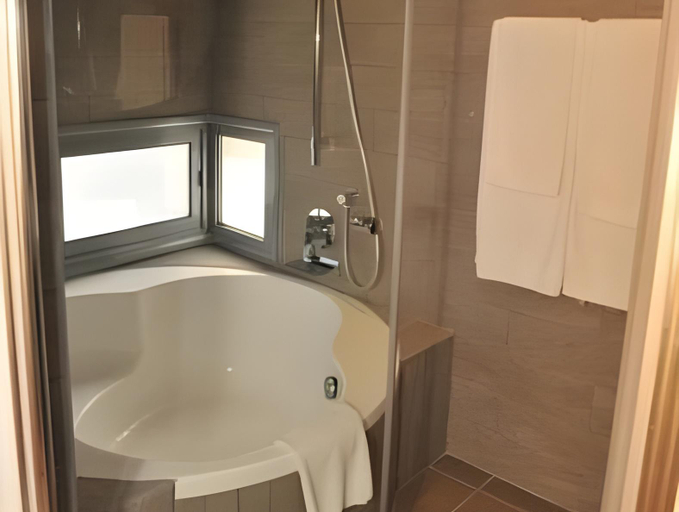 Bathroom 5, E-Hotel Larnaca Resort & Spa, Larnaca