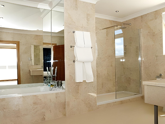 Bathroom 5, O'Callaghan Eliott Hotel, Gibraltar