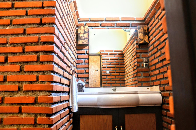 Bathroom 5, Padangbai Beach Homestay, Karangasem