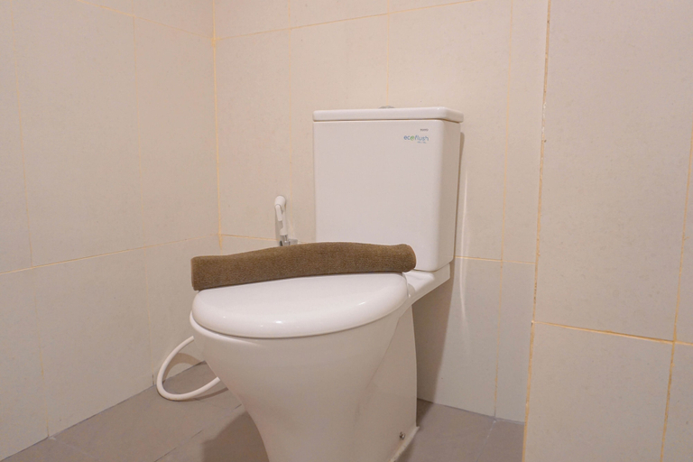 Bathroom 5, Homey Studio LRT City Jatibening Apartment, Bekasi