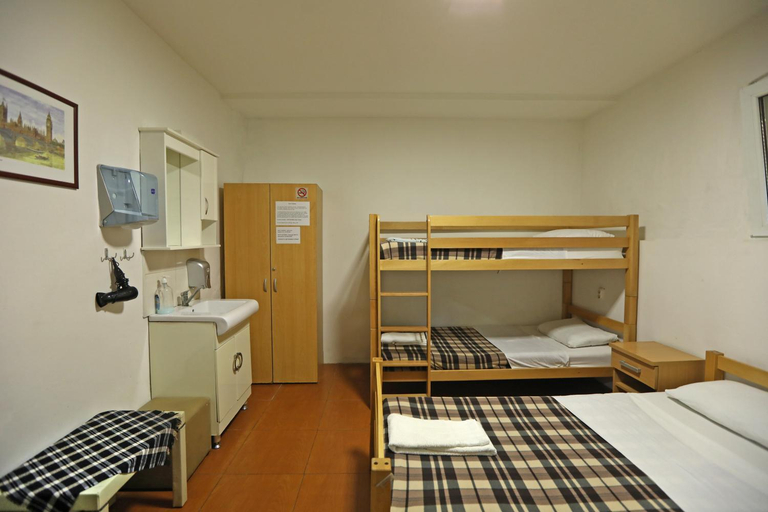 Others 2, Hostel 42