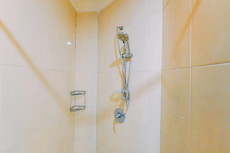 Bathroom 2, Homey And Comfy Stay 2Br Mangga Dua Apartment, Jakarta Pusat