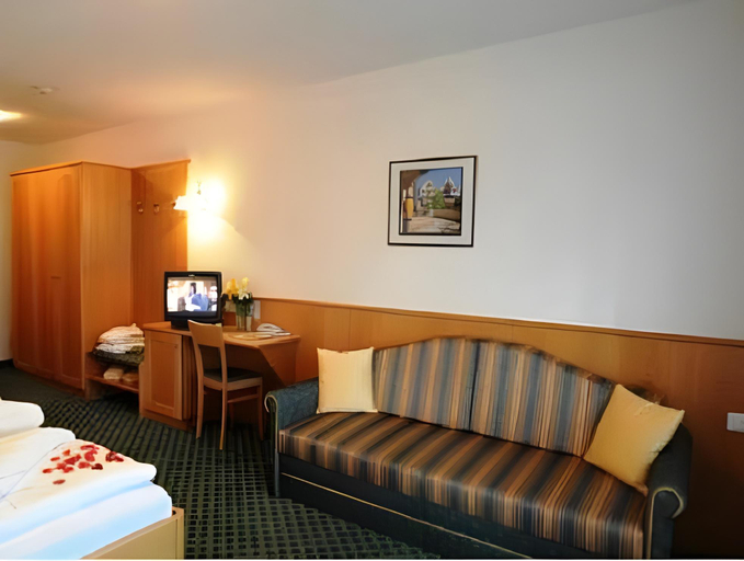 Bedroom 3, Saldur Small Active Hotel, Bolzano