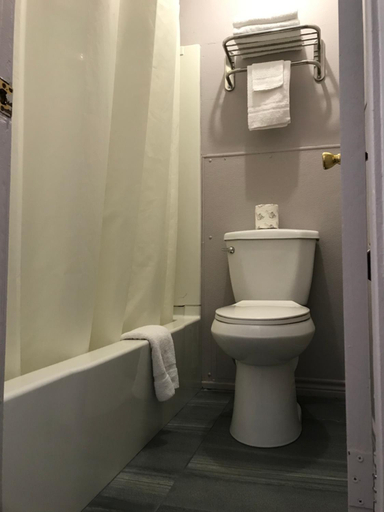 Bathroom 4, Budget Inn & Suites, Randall