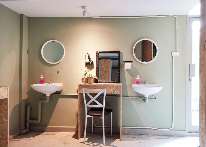 Bathroom 25