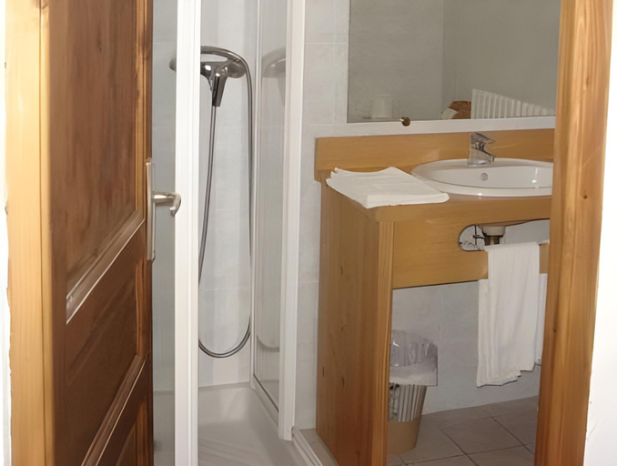 Bathroom 3, Le Castillan, Isère