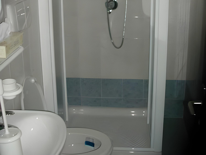 Bathroom 5, El Laresh, Trento
