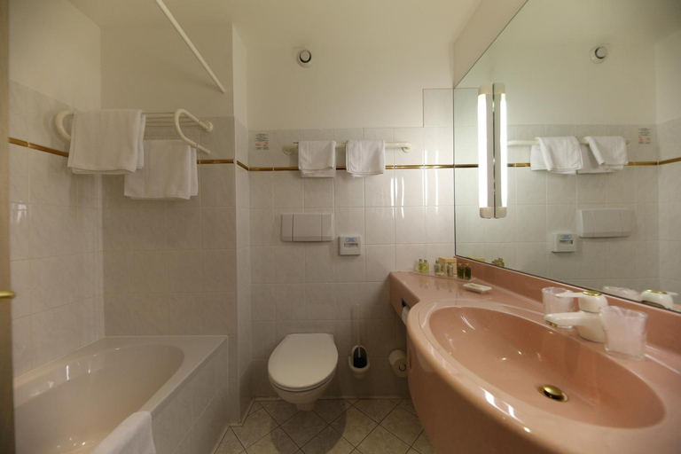 Bathroom 4, Hotel Lamark, Schwaz