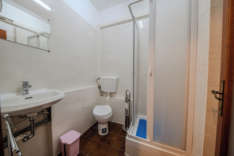 Bathroom 3, Home Mate, Lucca