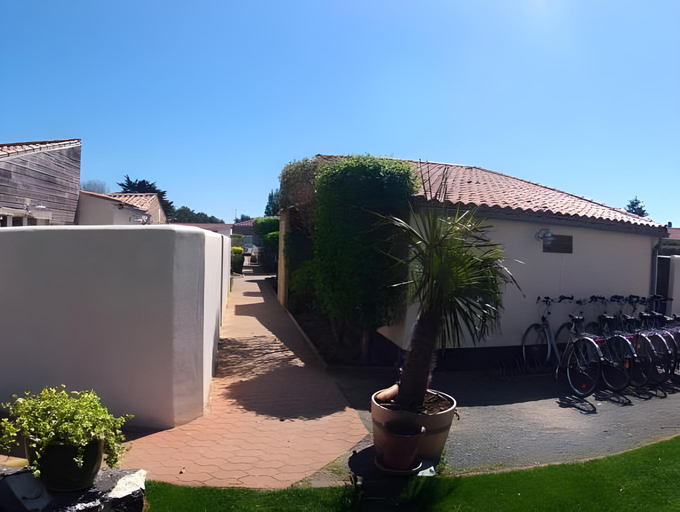 Exterior & Views