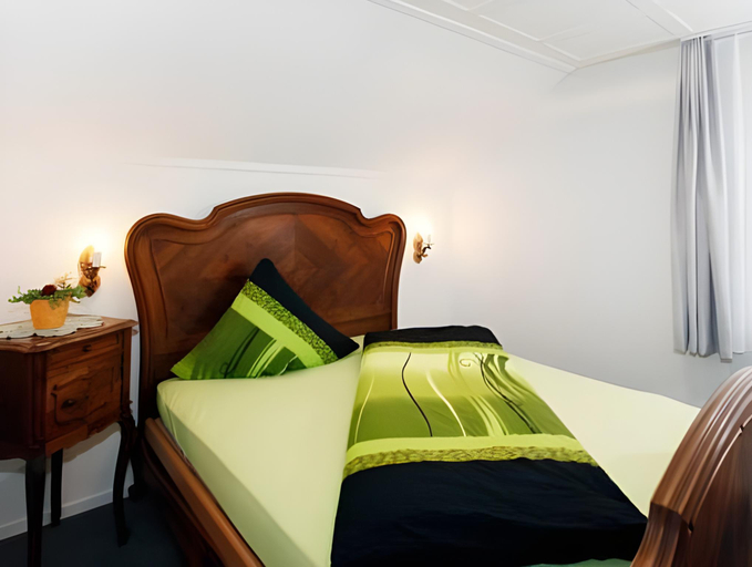 Bedroom, Hotel Krone, Uri