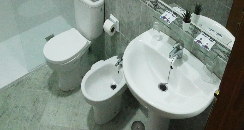 Bathroom 4, Hostal Al-Andalus, Córdoba