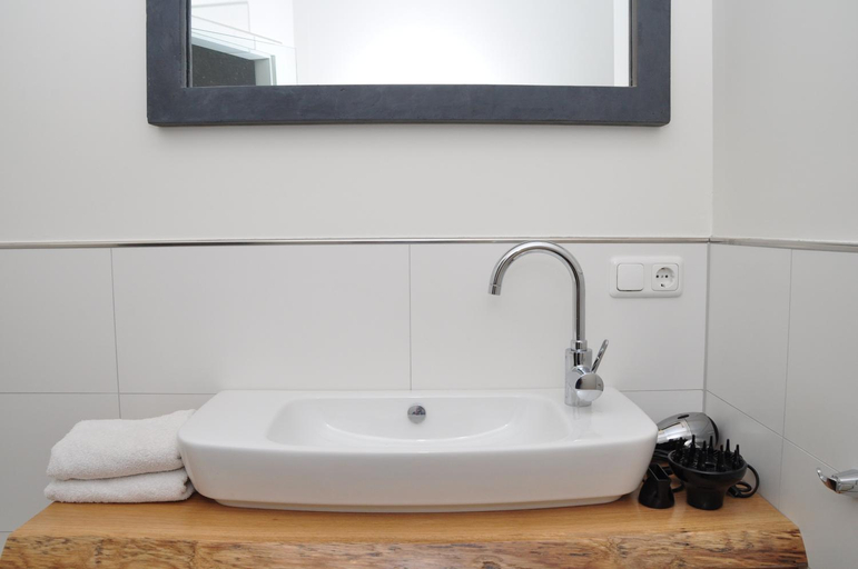 Bathroom 5, Six! Eat Work Sleep, Rhein-Erft-Kreis