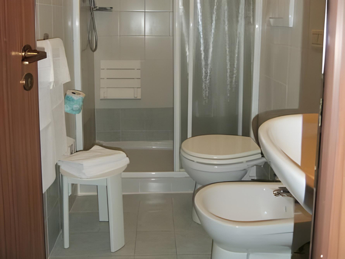 Bathroom 4, Hotel Giulio Cesare, Massa Carrara