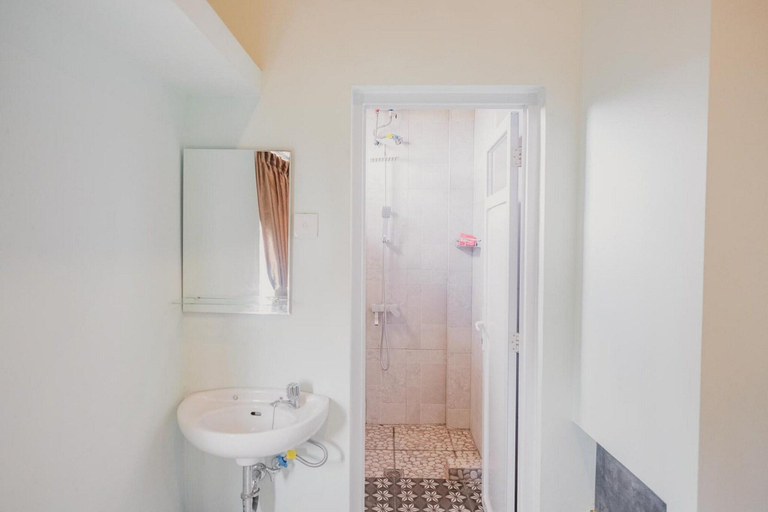 Bathroom 4, Formerly RedDoorz @ Jalan Pangeran Antasari, Bandar Lampung