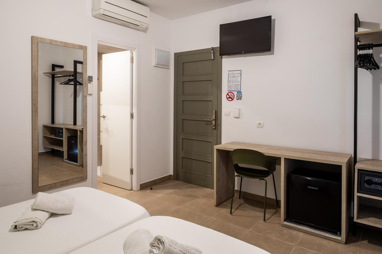 Bedroom 4, Hostal Alicante San Antonio, Baleares