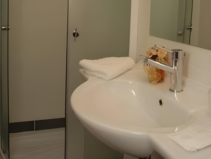 Bathroom 2, Univers (T), Cluj-napoca