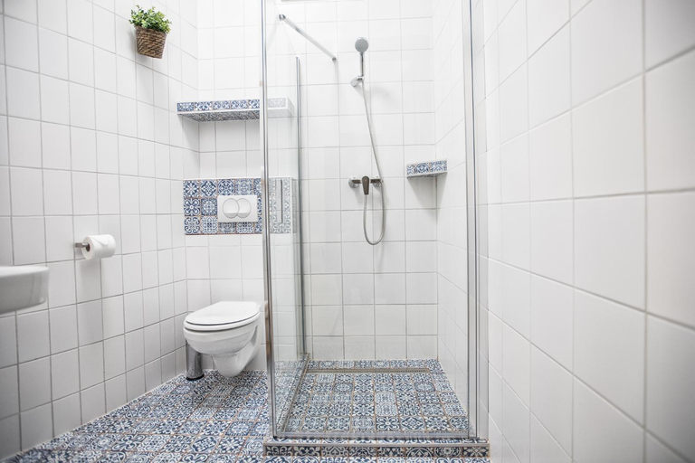 Bathroom 3, Budapest Passage 1, Budapesti