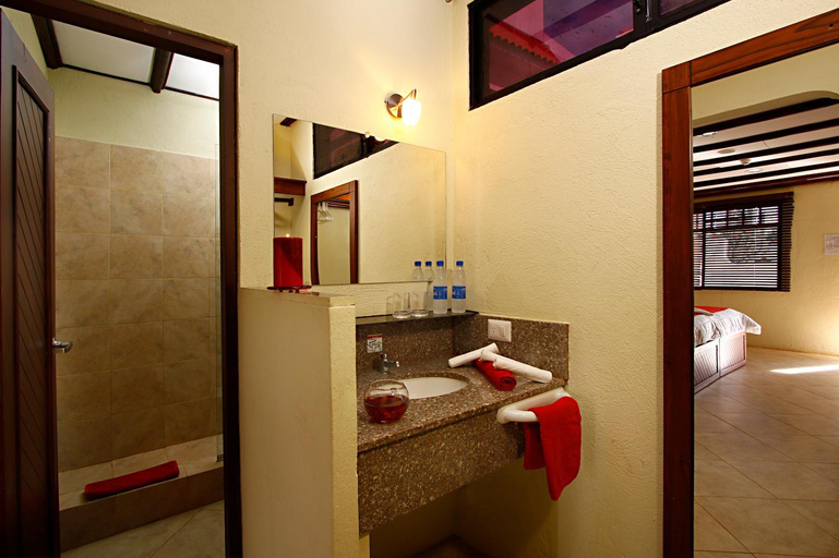 Bathroom, Arena Blanca Eco Hotel, San Cristóbal