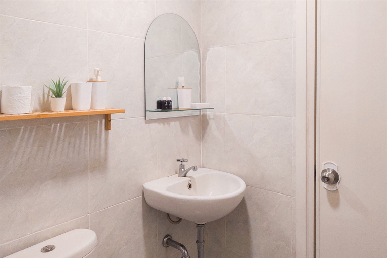Bathroom 3, Cozy Studio Apartment Parkland Avenue By Travelio, Tangerang Selatan