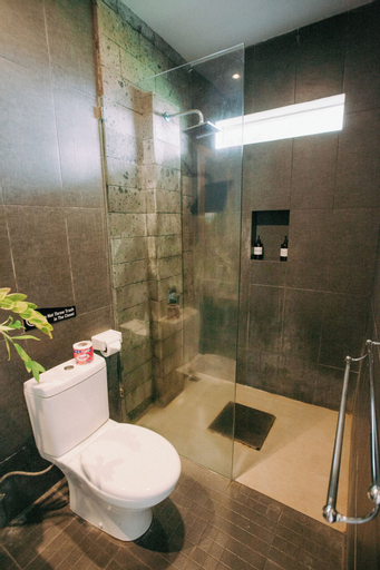 Bathroom 12