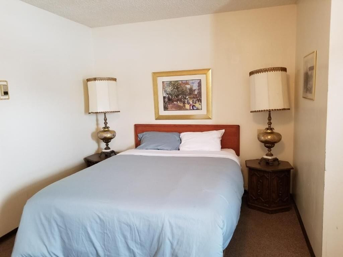 Bedroom 3, Melsask Motel, Division No. 5