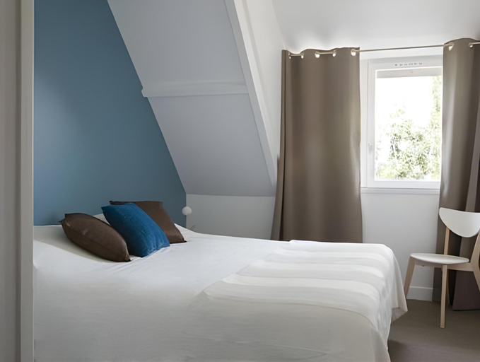 Bedroom 2, Les Canisses, Eure