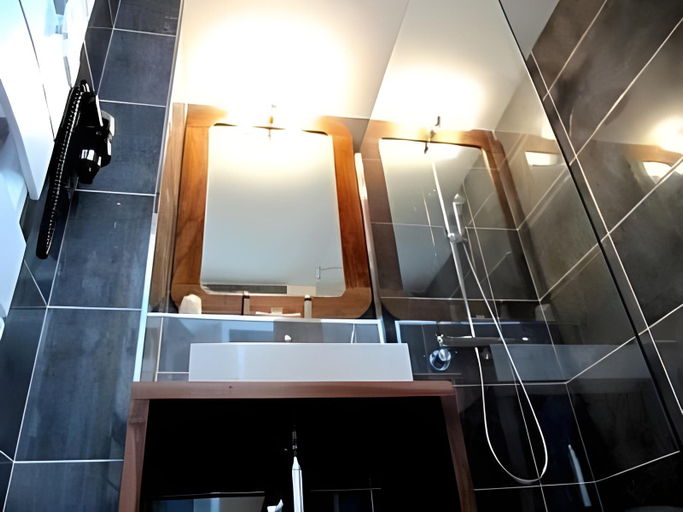 Bathroom 4, Logis Hotel - Le Manoir de Sauvegrain, Yvelines