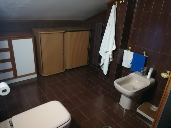 Bathroom 2, Apulia Time, Bari