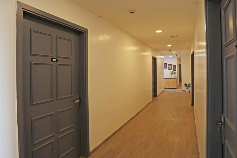 Public Area 2, Hotel Yellow Chilli Britannia Chowk- Couple Friendly Local ID Accepted, West