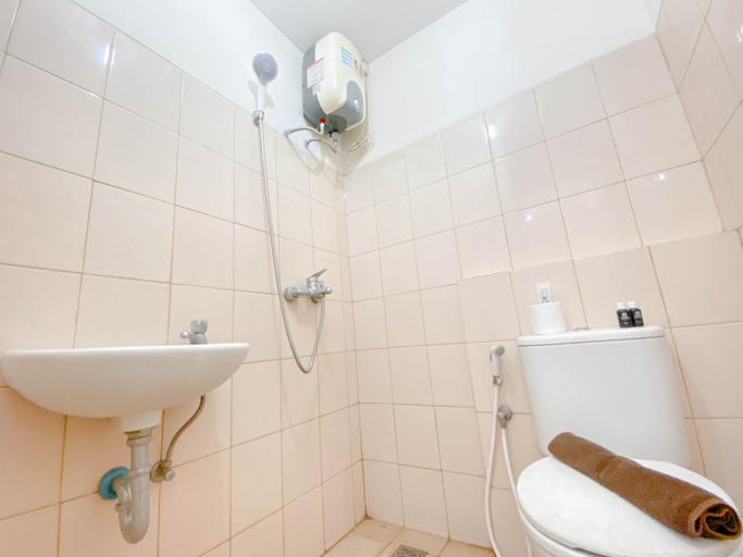 Bathroom 5, Scenic View 2BR at Apartment Tamansari Panoramic By Travelio, Bandung