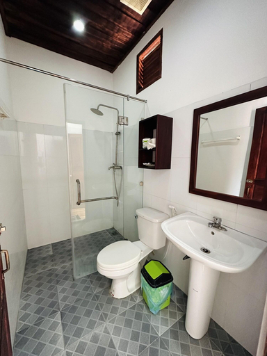 Bathroom 4, Singharat Guesthouse, Luang Prabang