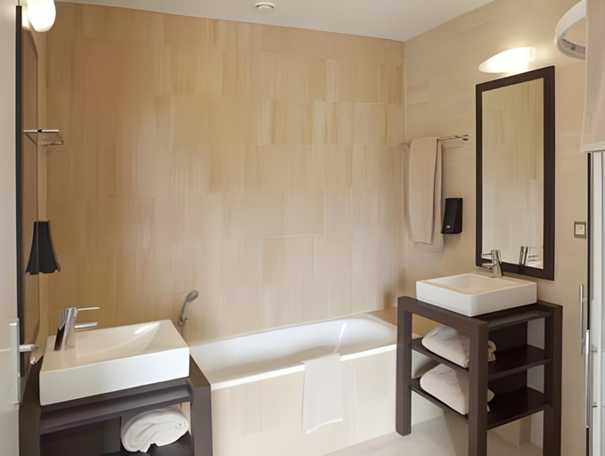 Bathroom 4, Logis Hotel Terre de Loire, Cher