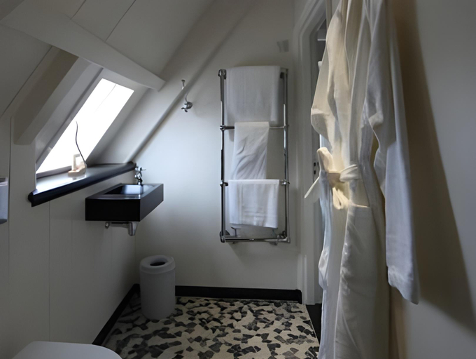 Bathroom 4, Inn on the Lake, Waterland