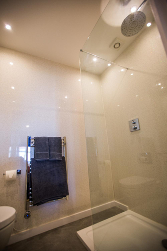 Bathroom 10