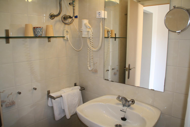 Bathroom 5, Apartaments Margarita Sabina Pinell, Girona