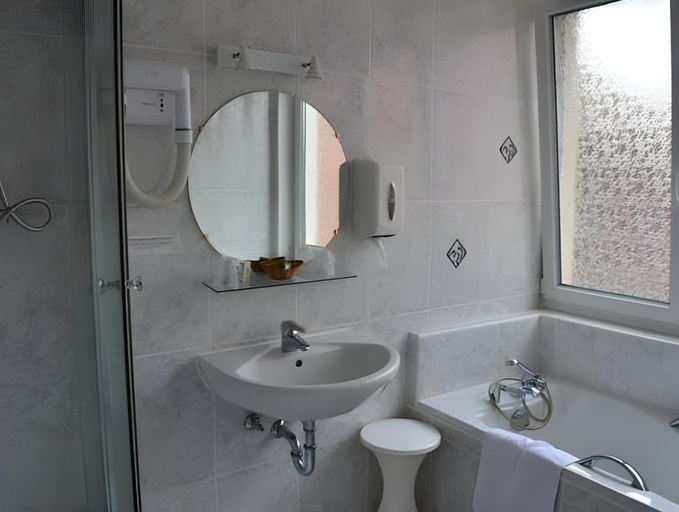 Bathroom 3, Logis Hotel du Centre - Halte ideale en cyclotourisme avec garage a velos clos, Bas-Rhin