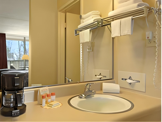 Bathroom 4, Days Inn by Wyndham Jackson, Madison