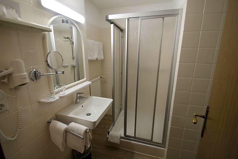 Bathroom 4, Gasthof Edelwei, Lienz