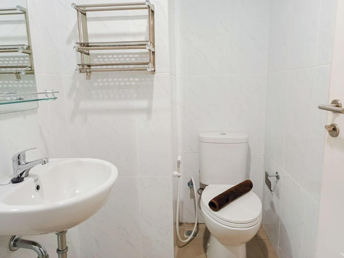 Bathroom 3, Spacious Studio At Tamansari Skylounge Makassar Apartment, Makassar