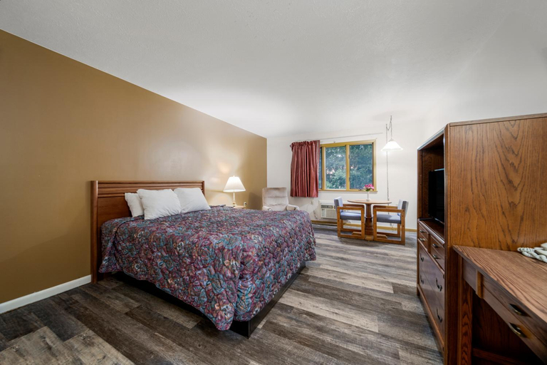 Others 3, Executive Inn, Tuscola